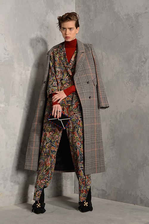 שון לוי לאלינור שחר | צילום: עידו לביא | ניהול קריאייטיב: טל קליינבורט | סטיילינג: מזל חסון