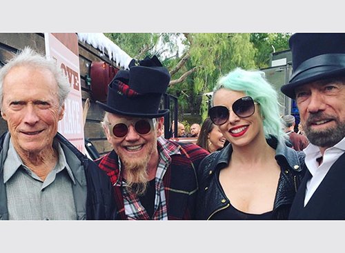 רוברט קרומינס עם ג'ון פול דה ג'ורייה, בעלי חברת פול מיטשל, וארוסתו מרי, הכימאית הראשית של החברה | צילום: יח"צ