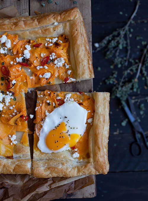 מאפה בצק עלים עם דלעת, ריקוטה, צ'ילי וביצת עין | צילום: גל בן זאב