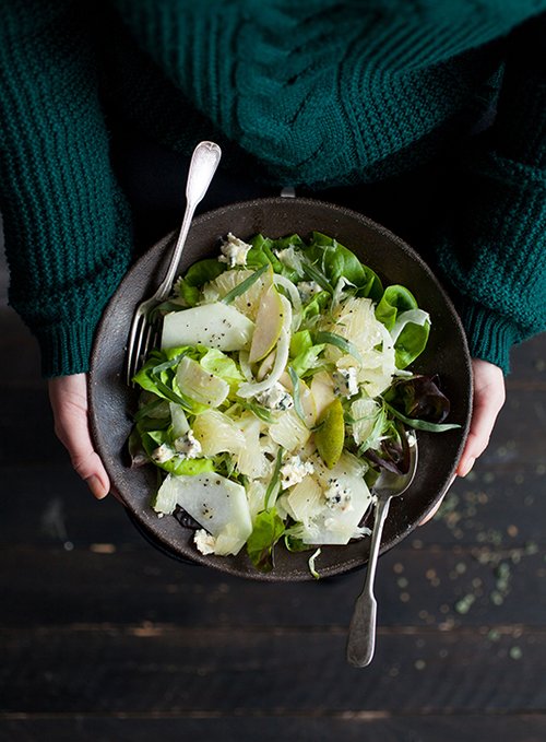 סלט חסת סלנובה, פומלה, גבינה כחולה ורוטב טרגון | צילום: גל בן זאב