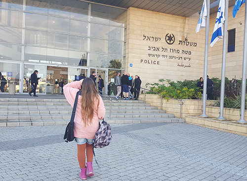 א׳ מגישה את התלונה במשטרה | צילום: לימור נחמיאס א׳ מגישה את התלונה במשטרה | צילום: לימור נחמיאס