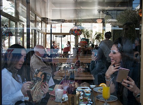 את בבית קפה | צילום: הדר אפלסי