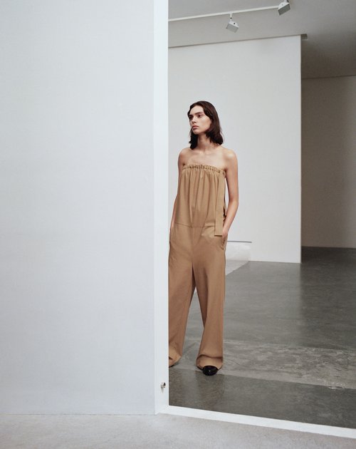 מתוך הקולקציה של COS | צילום: יח"צ