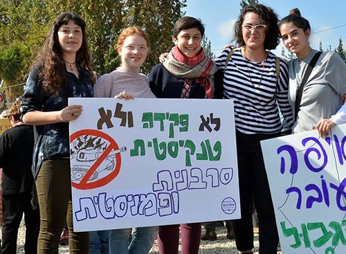 "הדעות הפוליטיות שלנו אמנם שונות, אבל כולנו בני אדם מתחת לכל". מימין לשמאל: עמרי ברנס, תאיר קמינר, תמר זאבי, תמר אלון ועתליה בן אבא | צילום: עידו רמון