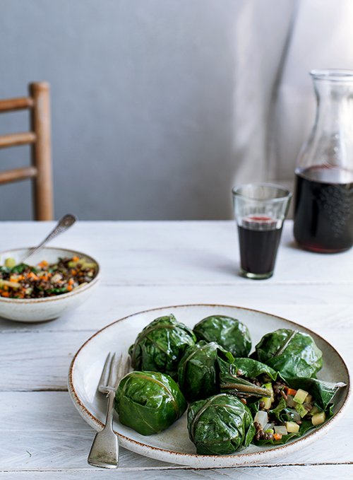 עלי סלק ממולאים בתבשיל עדשים שחורות וירקות | צילום: גל בן זאב