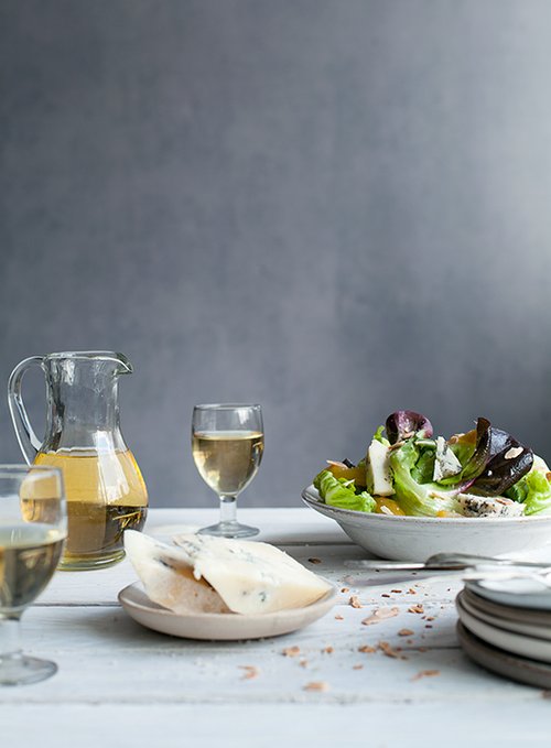 סלט חסות ועלים עם קונפיטורת תפוחי עץ, גבינת רוקפור ושקדים קלויים | צילום: גל בן זאב