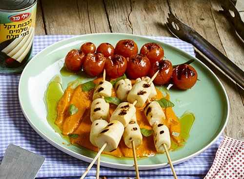 שישליק לבבות דקל עם קרם עגבניות ופיסטוקים. צילום: בן יוסטר | סטיילינג: תמר סגל 