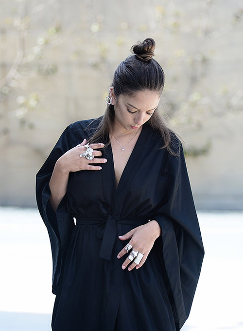 קימונו Mews 1,390 ש"ח; עגיל אלינה גלייזר 500 ש"ח; טבעות אלינה גלייזר 380־1,750 ש"ח; שרשרת הילה תכשיטים 3,200 ש"ח | צילום: דנה וקלסר