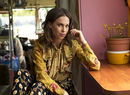 אוברול Faith Connection בבוטיק אמור,‎ טבעות אוסף פרטי | צילום: מיכאל טופיול | סטיילינג: שי לי נסים