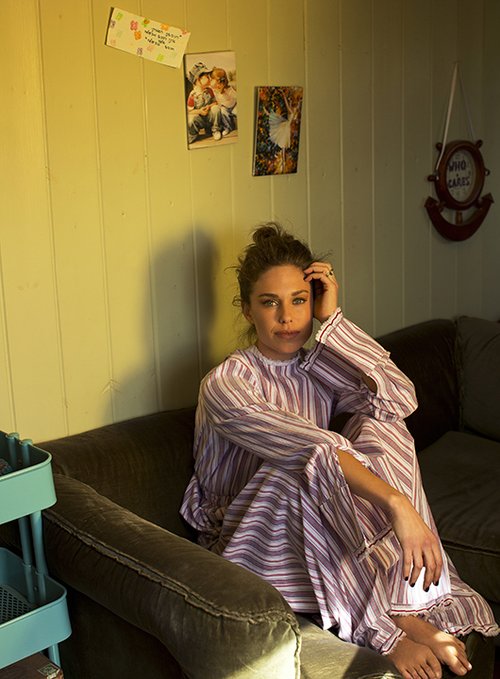 שמלה Lucky Laros, טבעות אוסף פרטי | צילום: מיכאל טופיול | סטיילינג: שי לי נסים