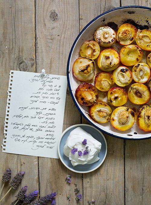 פירות קיץ צלויים בשמן זית וברנדי תמרי מג׳הול | צילום: בועז לביא | סטיילינג: תמי סגל