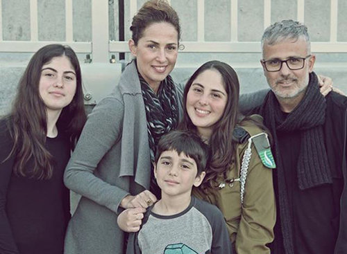 ורד ספיבק עם המשפחה ו, רגע אחרי הגיוס של בתה הבכורה | מתוך חשבון האינסטגרם @veredspivak ורד ספיבק עם המשפחה ו, רגע אחרי הגיוס של בתה הבכורה | מתוך חשבון האינסטגרם @veredspivak
