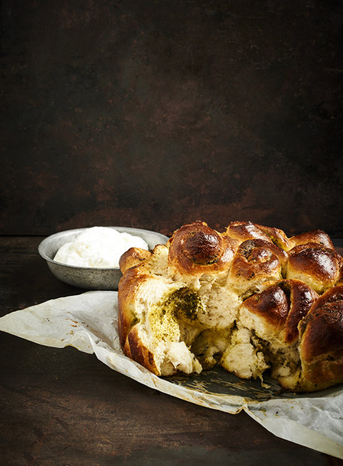 חלת שושנים עם עשבי תיבול טריים | צילום וסטיילינג: בן יוסטר | בישול ומתכונים: הדיי עפאים