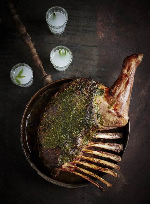 רבע טלה בקראסט דקל־נור ועשבי תיבול | צילום וסטיילינג: בן יוסטר | בישול ומתכונים: הדיי עפאים