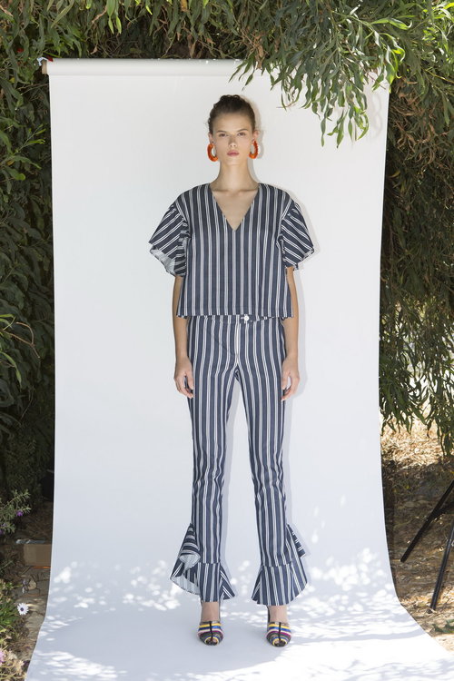 חולצת ניקולאי ומכנסי רובין מבית האופנה מאיה נגרי | צילום: תום מהרשק