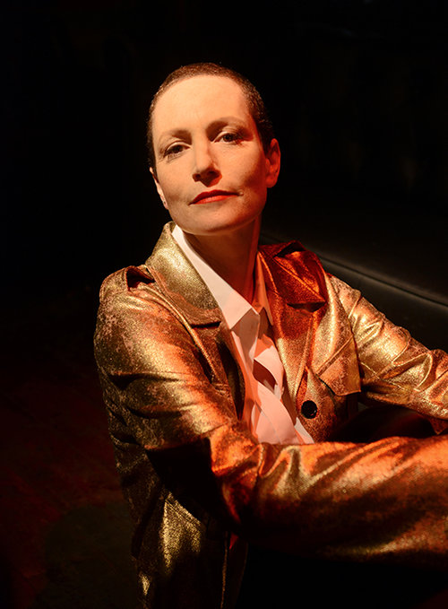 חולצה זארה, שמלה אביבה זילברמן, נעליים שני בר, עגיל Born from Rock | צילום: גוני ריסקין | סטיילינג: עודי סנש