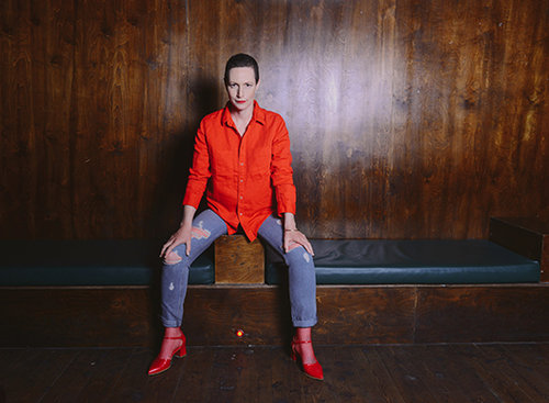 חולצה Mother בפקטורי 54, ג'ינס ראג אנד בון בפקטורי 54, עגיל Born from Rock, צמיד אוסף פרטי, גרבוני רשת אוסף פרטי | צילום: גוני ריסקין | סטיילינג: עודי סנש