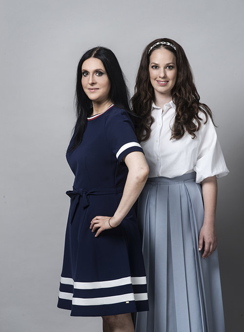 אביגיל: חולצה H&M, חצאית COS; שהרה: שמלה טומי הילפיגר | צילום: איליה מלניקוב | סטיילינג: לריסה שוסטרמן | איפור: רינת שור, דן סימקוביץ' | שיער: דן סימקוביץ' אביגיל: חולצה H&M, חצאית COS; שהרה: שמלה טומי הילפיגר | צילום: איליה מלניקוב | סטיילינג: לריסה שוסטרמן | איפור: רינת שור, דן סימקוביץ' | שיער: דן סימקוביץ'