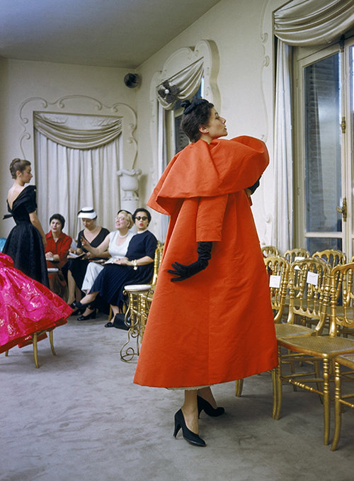 בלנסיאגה 1954, מתוך התערוכה בלונדון | צילום: Mark Shaw / mptvimages