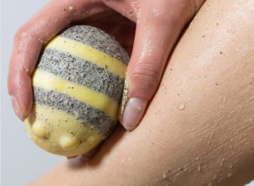 Scrube: סבון פילינג לגוף בריח המתקתק של דבש הפוגש וניל חם