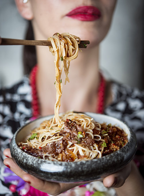 סלט קר של אטריות אורז ופרוסות סינטה צרובה | צילום: בן יוסטר | סטיילינג: דיאנה לינדר