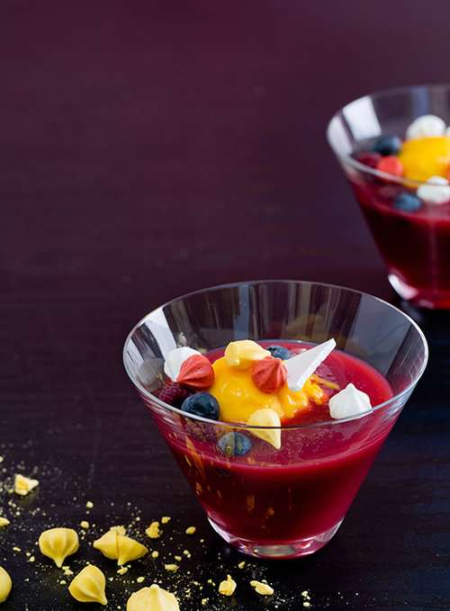 מרק ליצ'י ופירות אדומים | צילום: בועז לביא | סטיילינג: ענת לבל