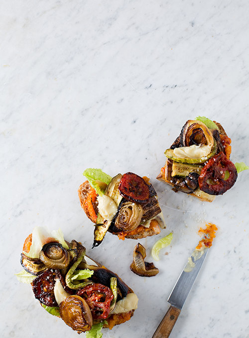 כריך ירקות צלויים | צילום: בועז לביא | סטיילינג: תמי סגל