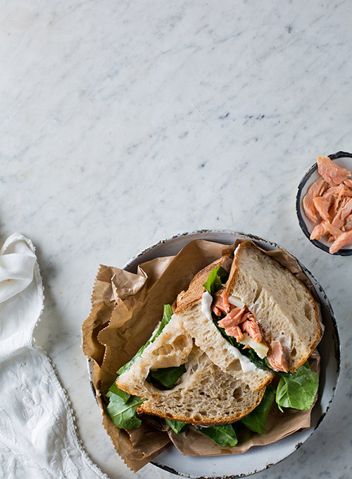 כריך פורל מעושן | צילום: בועז לביא | סטיילינג: תמי סגל