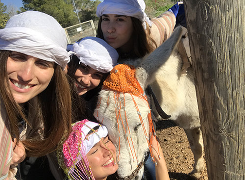  ה־itgirls בסלפי עם חמור