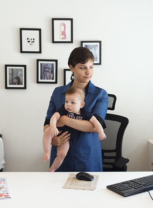 עדי עוז והעולל | צילום: שי פרנקו