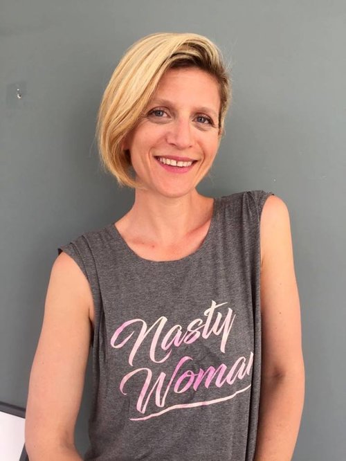 זינגר מדגמנת את החולצה בנאסטיות הראויה