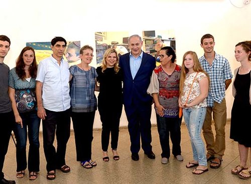 בני הזוג נתניהו בתערוכה מציוריו של הדר גולדין יחד עם משפחת גולדין | צילום: לע"מ