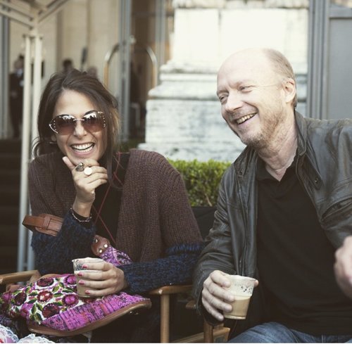 המשקפיים הנוסטלגיות לצד זוכה האוסקר פול אגיס על סט "האדם השלישי"