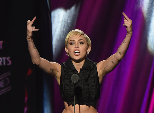 מיילי סיירוס מדגמנת שיער בית שחי | צילום: GettyImages