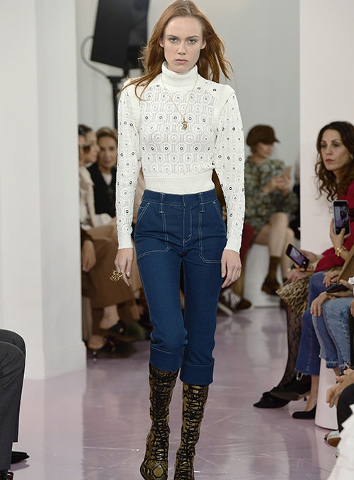 בקלואה מקבקים את מכנסי הקרופ והמגפיים הגבוהים | צילום: GettyImages