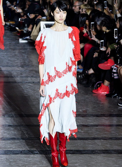 קלייר וויט קלר לז'יבנשי מחדירה למותג אוויר ורוך | צילום: GettyImages 