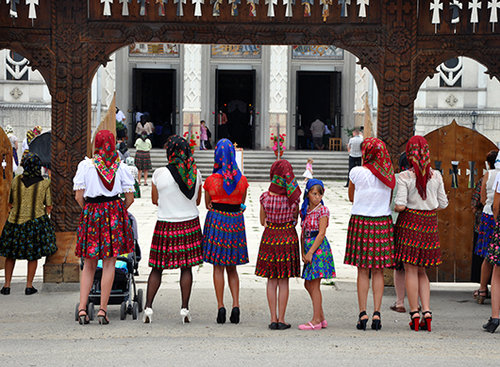 נערות בלבוש רומני מסורתי | צילום: GettyImages