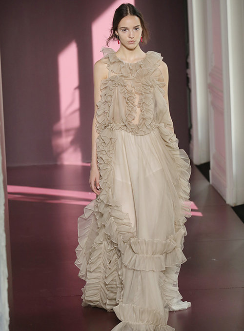 תצוגת ולנטינו קוטור סתיו־חורף 2017־2018 | צילום: Gettyimages