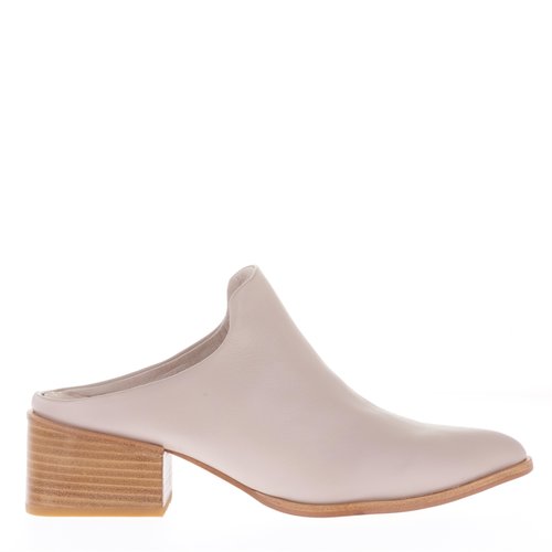 נעליים Sol Sana ב-AKAonline, מחיר 672 במקום 840 ש"ח | צילום:Jana Hazel 