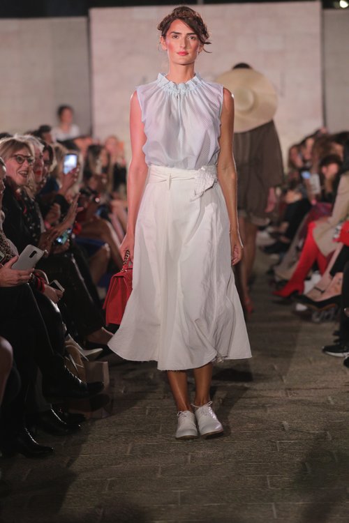 אחרי כל כך הרבה צבעים - זה לגמרי הלוק המושלם להירגע איתו | צילום: אבי ולדמן 