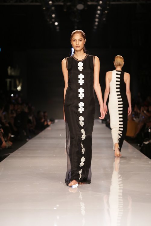 דגם השמלה שלבשה ריבלין על המסלול של משכית | צילום: אבי ולדמן 