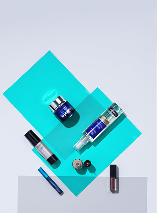 למעלה עם כיוון השעון: קרם לחות Caviar Luxe לה פררי, שמן גוף ניוטרוג'ינה, לק OPI, שפתון Always On Liquid Lipstick סמאשבוקס, מסקרה MAC, מייק אפ Radiant Lifting Foundation שיסיידו | צילום: רן גולני