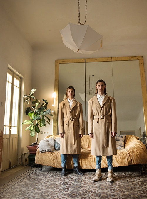 צילום: גיא נחום לוי | סטיילינג: שי לי נסים | דוגמנים: עוז ובנט גרטשן לאלינור שחר | איפור: מורן אהרוני