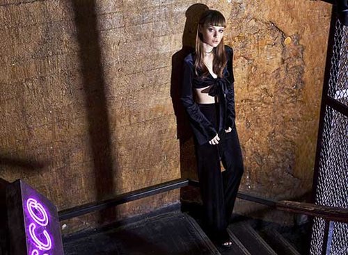 טופ שחושף את הקוביות, 399 ש&quot;ח, ומכנסי קטיפה תואמים, 499 ש&quot;ח | צילום: מיכאל טופיול