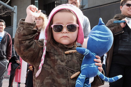 מפגינה צעירה בצעדת הנשים נגד טראמפ 2017 | צילום: Gettyimages