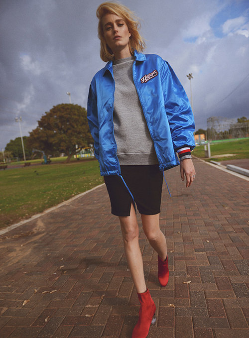 ז'קט: טומי הילפיגר, חצאית: Zoe 54 לפקטורי 54, חולצה: DSQUARED2 לפקטורי 54, נעליים: אלדו | צילום: ערן לוי