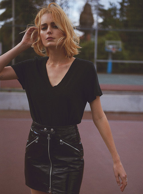 חולצה: אמריקן וינטג', חצאית: Rag &amp; Bone לפקטורי 54, נעליים: אדידס | צילום: ערן לוי