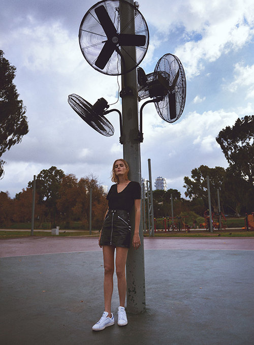 חצאית + סניקרס = אהבה. ולא, עדיין לא נרגענו ממנה | צילום: ערן לוי