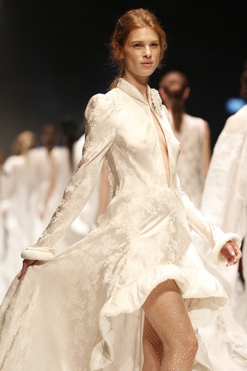 יובל שרף בתצוגה של ויוי בלאיש בשבוע האופנה תל אביב 2018 | צילום: אדריאן סבל