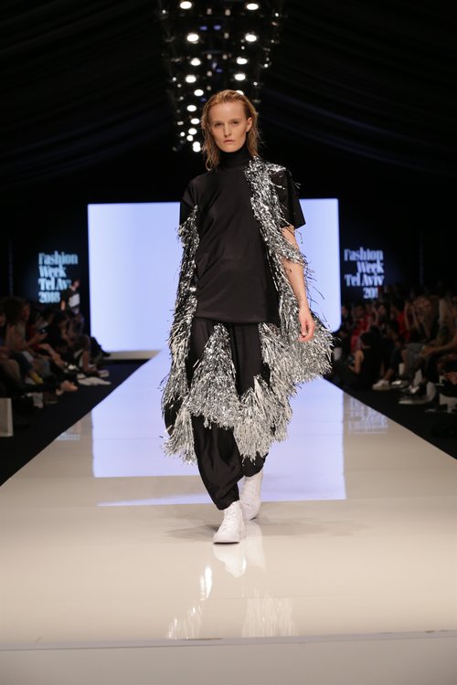 התצוגה של Mews, המותג של המעצבת גל שנפלד בשבוע האופנה תל אביב 2018 | צילום: אבי ולדמן